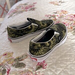 [BRAND NEW, NEVER WORN!] Vans Green and Purple Tie-Dye Kids Shoes Size 2.0 KIDS